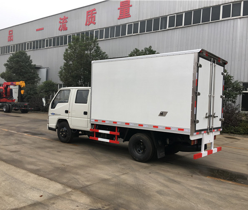 江鈴新順達雙排冷藏車(chē)