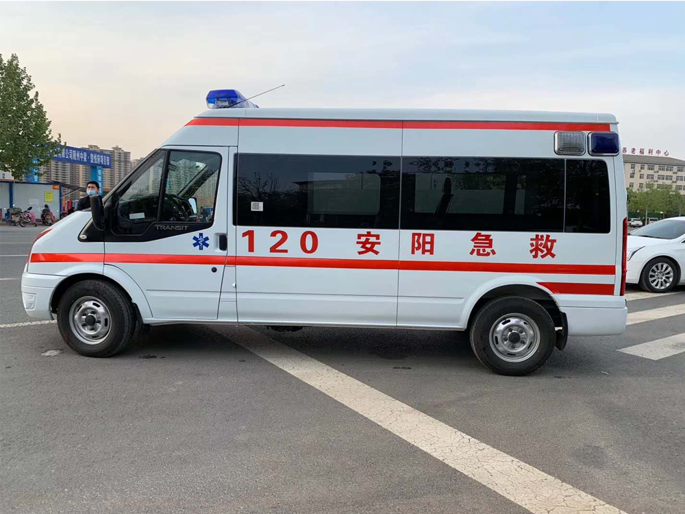 國六福特V348長(cháng)軸中頂救護車(chē)