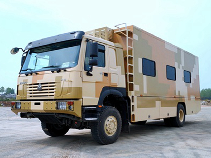 重汽豪沃四驅12人宿營(yíng)車(chē)