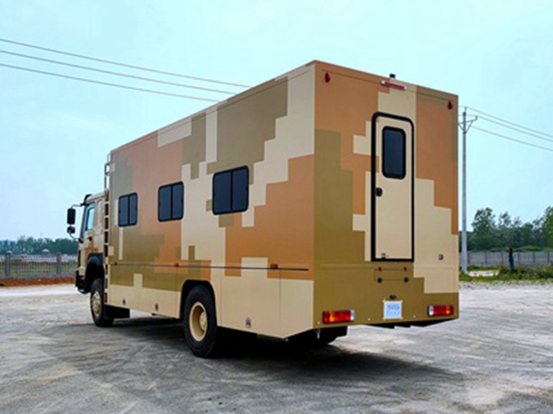 重汽豪沃四驅12人宿營(yíng)車(chē)