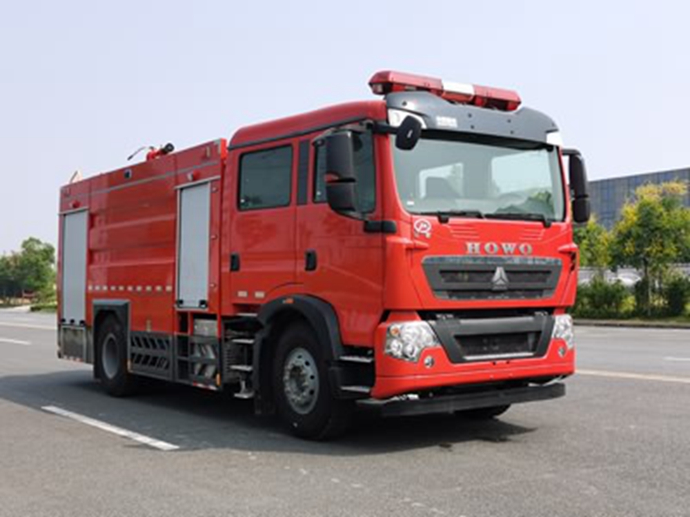 重汽8噸水罐消防車(chē)